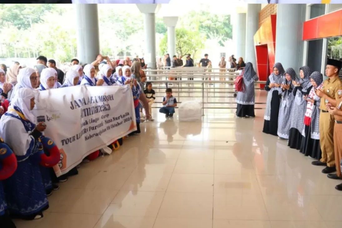 Pelepasa jamaah umroh Arminareka perdana di Kota Lubuk Linggau di Bandara Silampari Kota Lubuk Linggau, Selasa (8/10/2024).