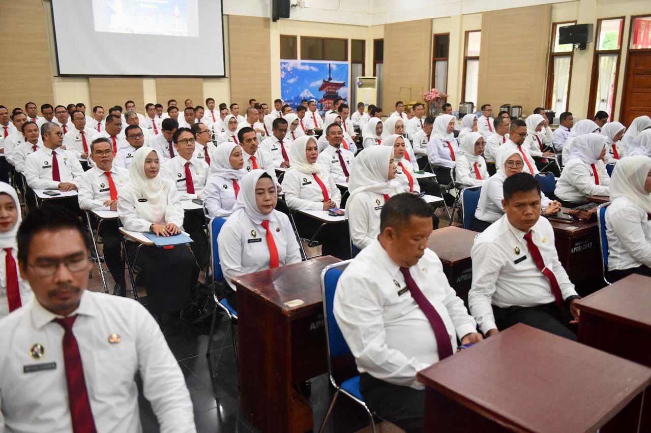 Sekretaris Daerah (Sekda) Provinsi Sumatera Selatan (Sumsel) Drs H Edward Candra, MH secara resmi menutup Pelatihan Kepemimpinan Administrator (PKA) Pola Blended Learning Angkatan III, IV dan V Provinsi Sumsel, bertempat di Aula Putri Kembang Dadar Badan Kepegawaian dan Pengembangan Sumber Daya Manusia (BKPSDM) Provinsi Sumsel, Rabu (9/10/2024).