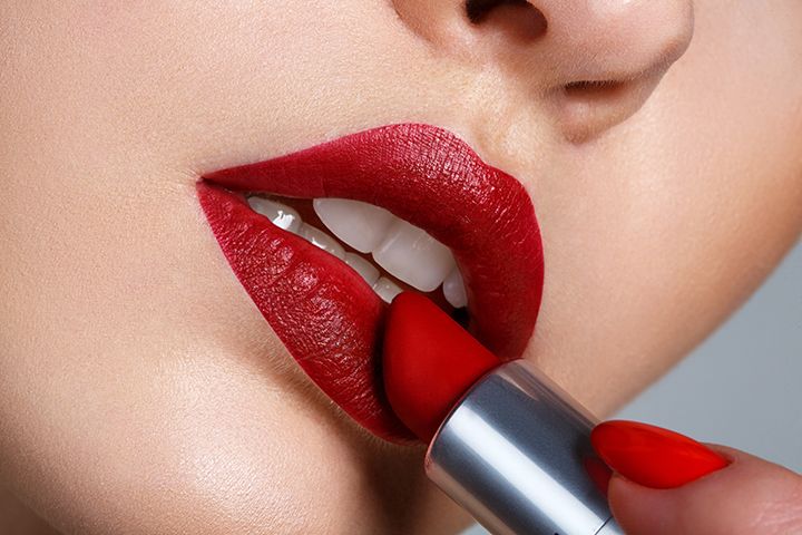 ILUSTRASI cara mengatasi kesalahan membeli warna lipstik yang sudah terlanjur dibeli - Aliver