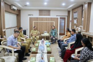 Sekretaris Daerah (Sekda) Provinsi Sumatera Selatan (Sumsel) Drs H Edward Candra MH, menerima audiensi Kepala Newsroom Sriwijaya Post dan Tribun Sumsel Yudie Thirzano beserta rombongan di ruang kerjanya, Selasa (15/10/2024) siang.