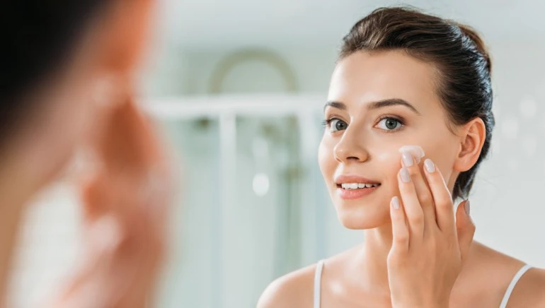 Ilustrasi beberapa produk skincare yang wajib dipakai menjelang tidur-healthshots