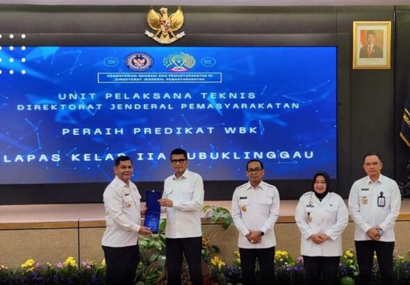 Lembaga Pemasyarakatan Kelas IIA Lubuklinggau menerima penghargaan dari Direktorat Jenderal Pemasyarakatan setelah meraih predikat Wilayah Bebas dari Korupsi (WBK) pada tahun 2024. Selasa (17/12/2024).