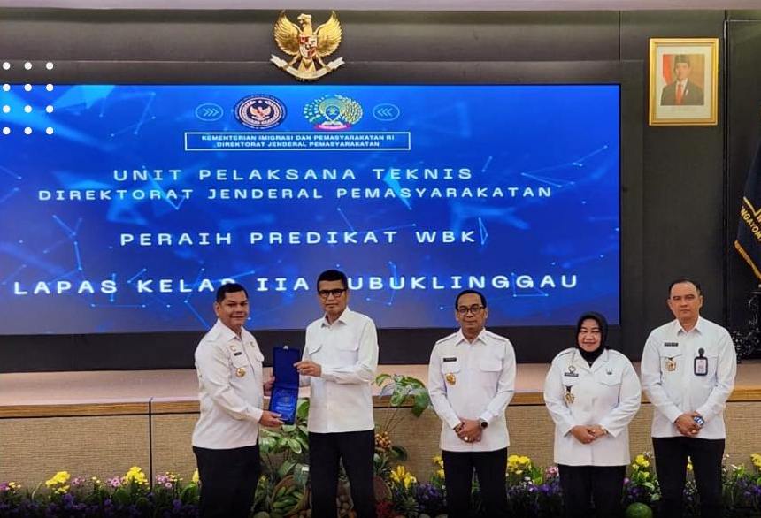 Lembaga Pemasyarakatan Kelas IIA Lubuklinggau menerima penghargaan dari Direktorat Jenderal Pemasyarakatan setelah meraih predikat Wilayah Bebas dari Korupsi (WBK) pada tahun 2024. Selasa (17/12/2024).