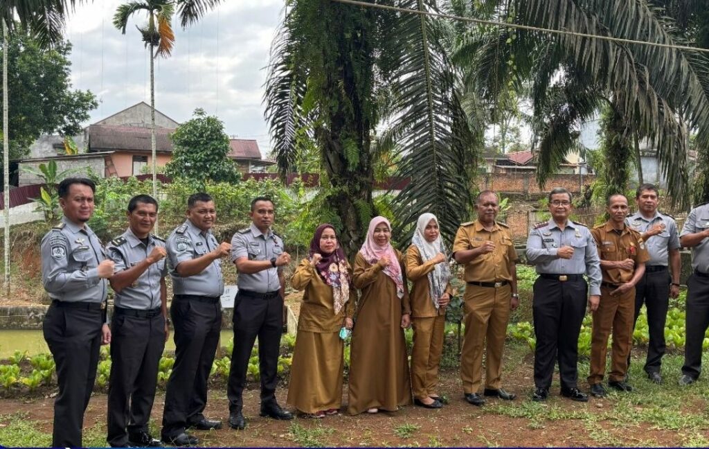 Camat Lubuk Linggau Barat II Kota Lubuk Linggau, Imam Subagja beserta jajaran didampingi oleh pihak Puskesmas Sidorejo Kota Lubuk Linggau melakukan kunjungan kerja ke Lembaga Pemasyarakatan (Lapas) Kelas IIA Lubuk Linggau.