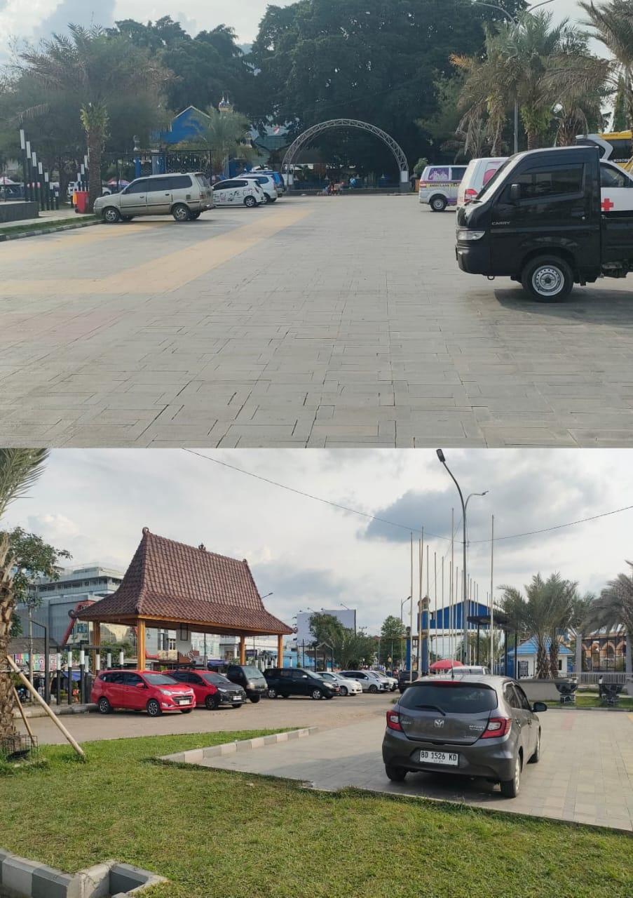 Alun-alun merdeka yang terletak di kawasan Masjid Agung As-Salam Lubuklinggau kini beralih fungsi menjadi lahan parkir kendaraan.