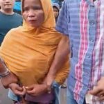 Ketahuan mencopet, seorang emak-emak di Palembang nyaris diamuk massa di pasar Induk Jakabaring pada Sabtu siang.