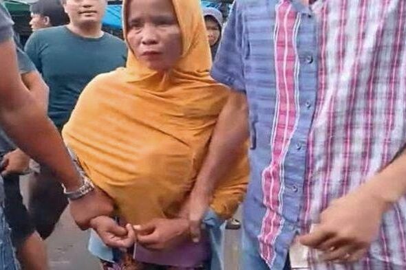 Ketahuan mencopet, seorang emak-emak di Palembang nyaris diamuk massa di pasar Induk Jakabaring pada Sabtu siang.
