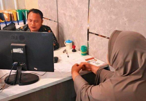 Ancam Sebarkan Video Syur, Wanita di Palembang Laporkan Pacarnya ke Polisi. Seorang wanita berinisial RS (32), warga Kelurahan Sidorejo, Muntok, Bangka Barat, melaporkan pacarnya, Depriansyah, dan temannya, Baim, ke Polrestabes Palembang pada Senin, 2 Juni 2025.